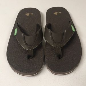 Brand new Sanuk boys sandals 2-3